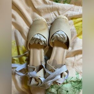 Cream Espadrille Flats, size 6. Lace up. Comfortable 1 in heel. Great for summer
